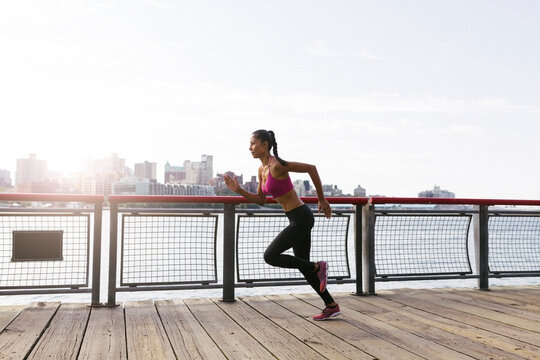 Woman training in the morning in Manhattan near Brooklyn Bridge