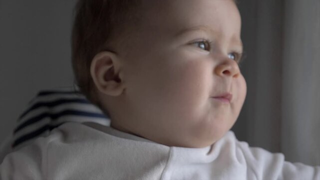 Petit b&eacute;b&eacute; souriant