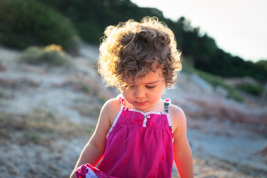 Bimba baciata dal sole durante vacanza a La Maddalena, Sardegna, Italia, Europa
