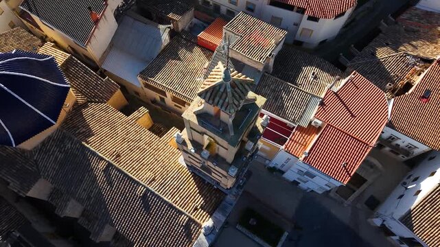 Vista a&eacute;rea panor&aacute;mica de la Iglesia de Cortes de Pallas y su campanario en Valencia , con detalles de primer plano