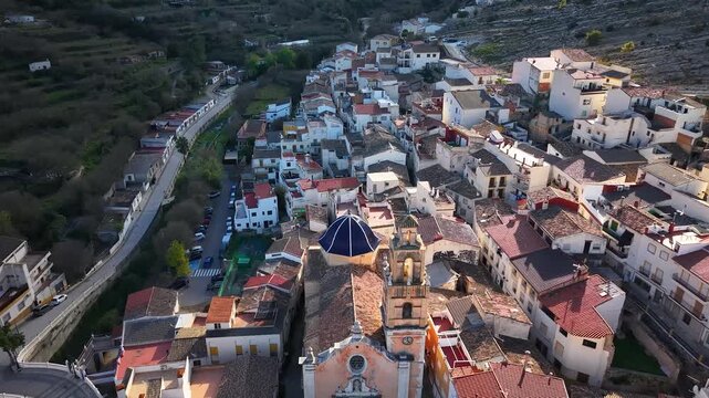 Vista a&eacute;rea cenital de Cortes de Pallas en Valencia , Espa&ntilde;a