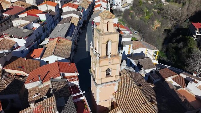 Vista a&eacute;rea panor&aacute;mica de la Iglesia de Cortes de Pallas y su campanario en Valencia , con detalles de primer plano