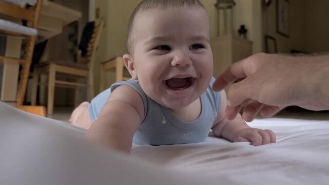 B&eacute;b&eacute; nouveau n&eacute; gazouille sur le ventre