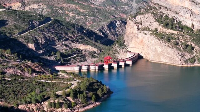 Presa del Embalse de Cortes de Pallas en Valencia , Espa&ntilde;a.
