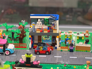Naklejka premium Lego two-story city building scene