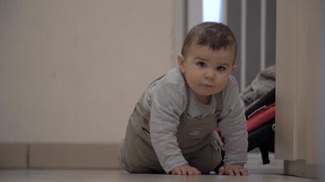 B&eacute;b&eacute; nouveau n&eacute; gazouille sur le ventre