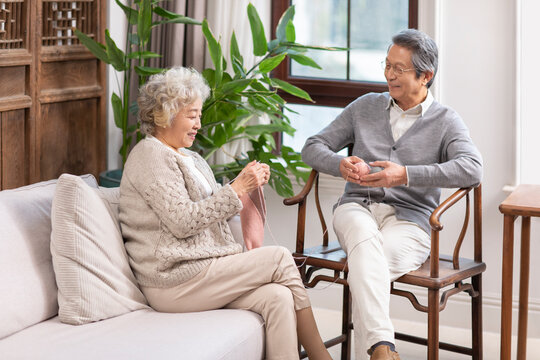 Helping hands in knitting