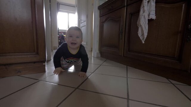 B&eacute;b&eacute; souriant marchant &agrave; quatre pattes