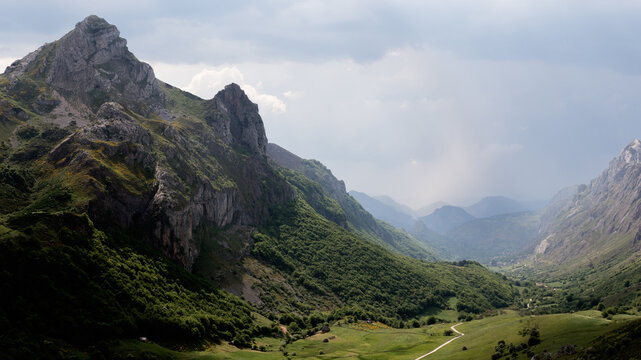 Perspectiva elevada de las monta&ntilde;as y valle de Somiedo, Asturias, Espa&ntilde;a