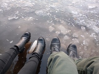 Buty nad topniejącym lodem  © Patryk