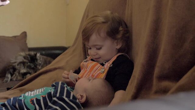 Soeur avec son petit fr&egrave;re nouveau-n&eacute; dans les bras