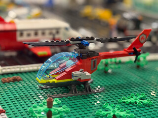 Obraz premium Red lego helicopter on green baseplate