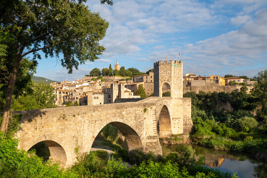Besal&uacute; is a tourist beautiful medieval town in the comarca of Garrotxa, Girona province, Catalonia, Spain.  
