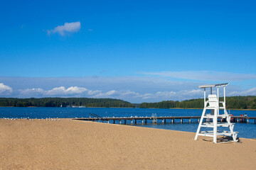 Wieża ratownicza, plaża miejska w Olsztynie, Polska, Lifeguard tower, city beach in Olsztyn, Poland © 123108 Aneta