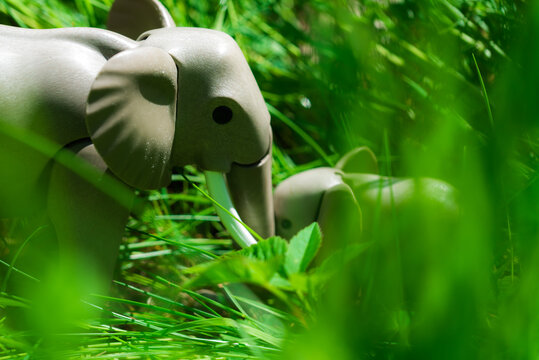 Elefanten Mutter mit Kind - Playmobil Spielfiguren im Gras