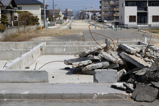 解体工事と道路整備が進む住宅地の再開発現場。