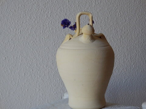 botijo con flores.