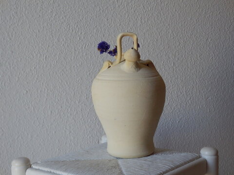botijo con flores.
