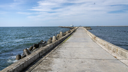 Obraz premium view of the northern pier with tetrapod breakwaters in the city of Baltiysk