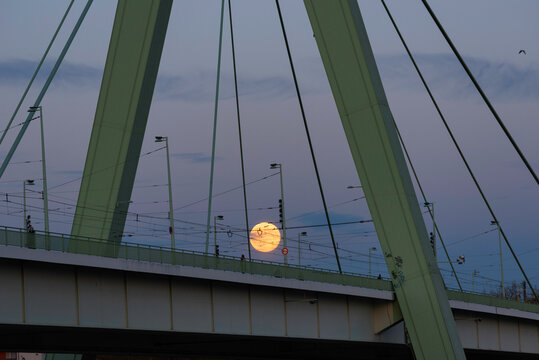 Vollmond &uuml;ber der Severinsbr&uuml;cke in K&ouml;ln mit dem Pylon im Anschnitt