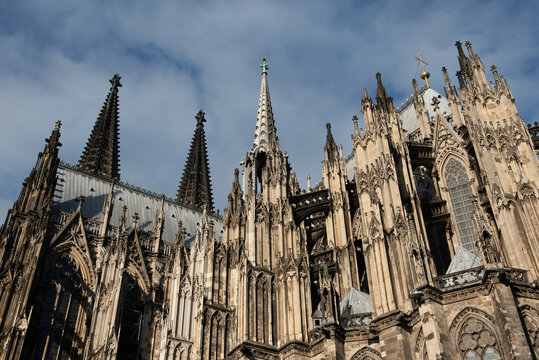 Detail des K&ouml;lner Doms mit den Domspitzen im Hintergrund