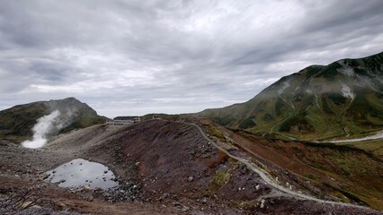 曇り空の下に広がる荒涼とした山の斜面 © apoptosis