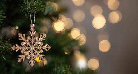 Fototapeta premium Christmas tree wooden snowflake decoration with subtle bokeh light effect background