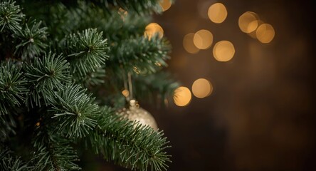 Obraz premium Fuzzy decorated pine with glowing bokeh in vintage holiday backdrop