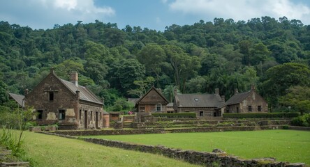 Obraz premium Mun Clan cultural site with historic structures set in a verdant rural environment