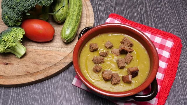 Prendere con il cucchiaio la passata e il pane per mangiare