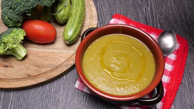 Mettere un giro di olio sulla passata e poi mettere dei tocchetti di pane tostato