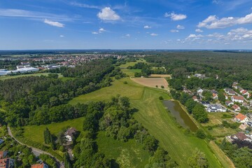 Fototapeta premium Ausblick auf Röthenbach bei Sankt Wolfgang an der Schwarzach im südlichen Nürnberger Reichswald von oben