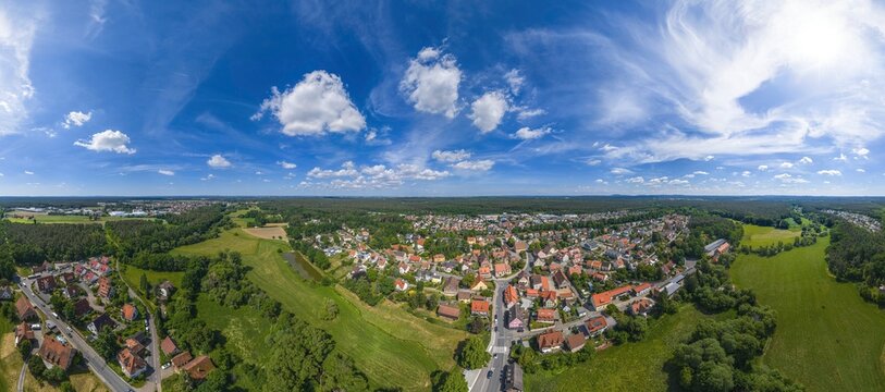 Die Ortschaft R&ouml;thenbach bei Sankt Wolfang nahe Wendelstein im Kreis Roth im Luftbild