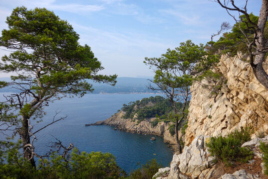 Sentier du littoral permettant de rejoindre Bandol depuis Saint-Cyr-sur-Mer en longeant la mer &agrave; travers de superbes calanques