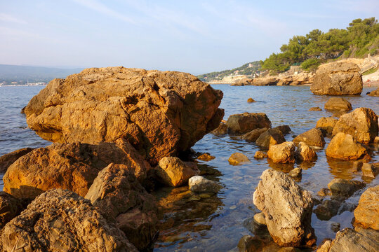 Sentier du littoral permettant de rejoindre Bandol depuis Saint-Cyr-sur-Mer en longeant la mer &agrave; travers de superbes calanques