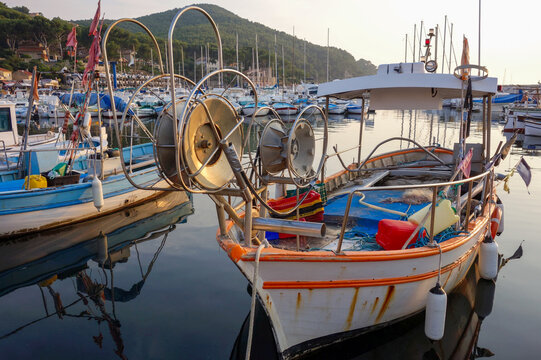 Bateaux de p&ecirc;che &agrave; quai dans le port de la Madrague &agrave; Saint Cyr sur Mer
