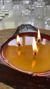 Aromatic Candle with Multiple Flames Creating Cozy Atmosphere - Vela arom&aacute;tica com m&uacute;ltiplas chamas criando ambiente aconchegante