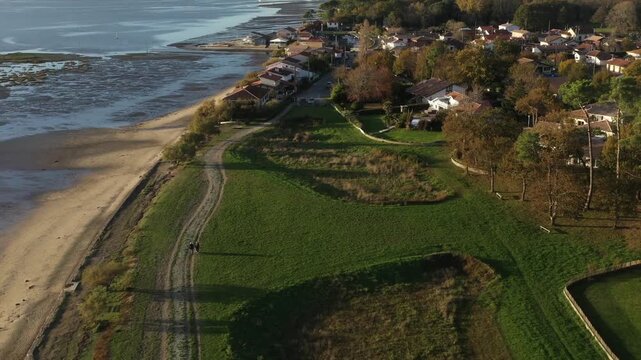 Littoral, Lanton, 2 promeneurs, Bassin d'Arcachon, France, Gironde, Nouvelle-Aquitaine