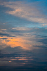Obraz premium Smooth orange and blue gradient sky at peaceful twilight hour.