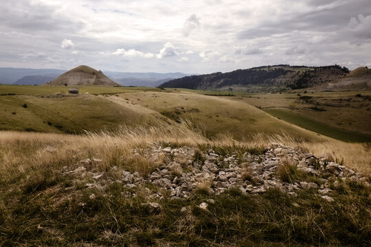 Paysage de loz&egrave;re sous un ciel nuageux 