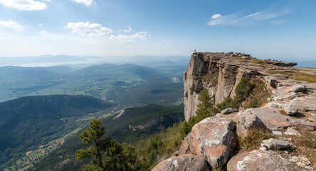 Obraz premium Panoramic vista point offering sweeping landscape views close to the peak