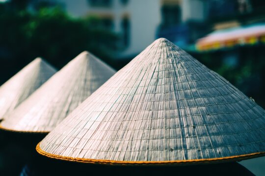 ベトナムの円錐形の帽子が展示用に並んでいます