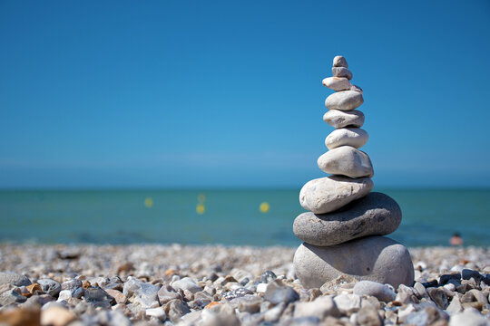 Stapel aus balancierten Steinen am Kiesstrand. Symbol f&uuml;r Ruhe, Gelassenheit und Meditation