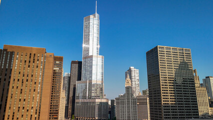 Obraz premium Panoramic drone shot of Chicago skyline with skyscrapers lining the Chicago River