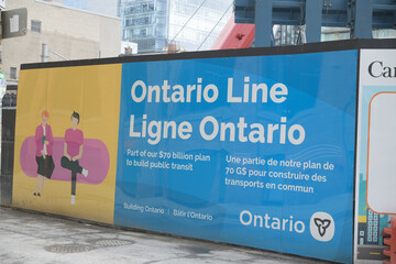 Naklejka premium bilingual sign on hoarding at future Ontario Line Queen-Spadina station, Toronto