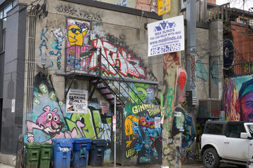 Naklejka premium defocused poster on utility pole near Graffiti Alley Toronto