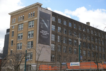 Naklejka premium 174 Spadina Avenue (also known as the Keens Building) with roadside banner advertising for educational institution, Toronto