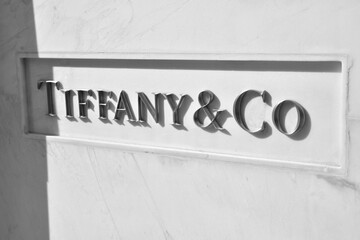 Naklejka premium black and white view of Tiffany & Co metal on marble sign at 150 Bloor St W, inside 89 Avenue Yorkville, Toronto