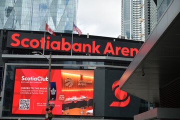 Naklejka premium exterior of Scotiabank Arena (Maple Leaf Square / Bremner Blvd area) with digital advertisement for ScotiaClub, a bar and restaurant, Toronto