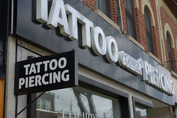 Naklejka premium exterior building facade and sign of Colibri Tattoo and Piercing located here at 519 Queen St W, Toronto